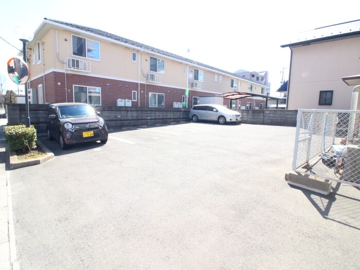 物件外観写真3　(駐車場)