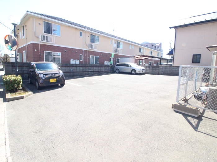 物件外観写真3　(駐車場)