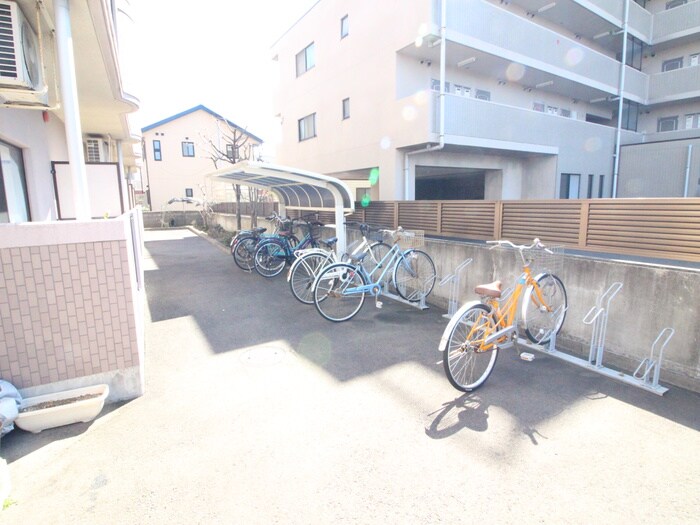 物件外観写真4　(駐輪場)