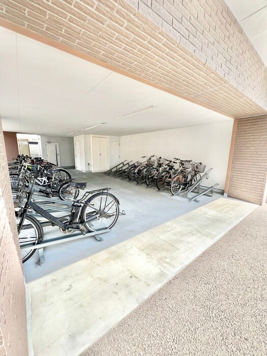 物件外観写真2　(駐輪場)