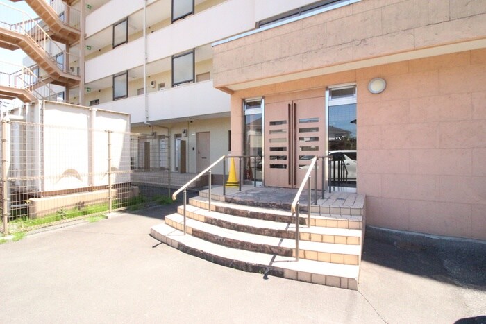 物件外観写真2　(エントランス部分)
