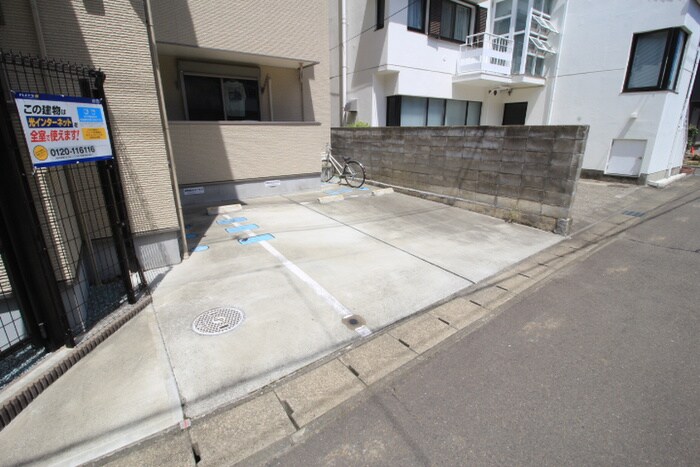 物件外観写真4　(駐車場)