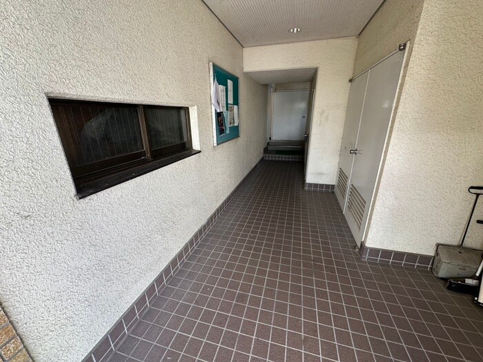 物件外観写真3　(エントランス部分)