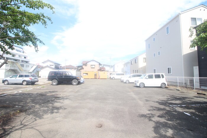 物件外観写真3　(駐車場)