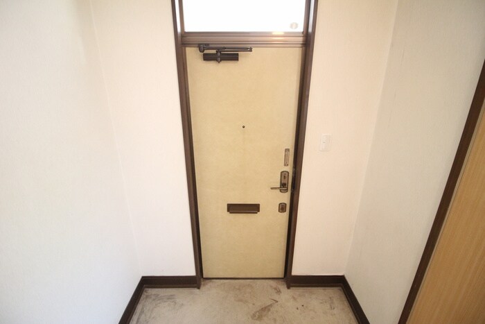 物件内観写真16　(玄関)
