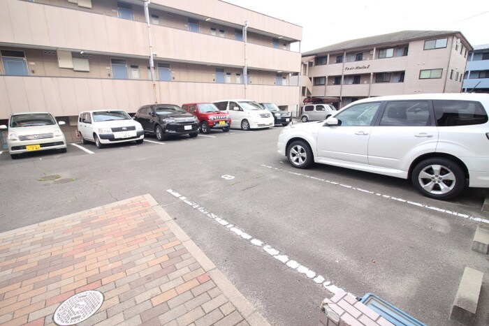 物件外観写真2　(駐車場)