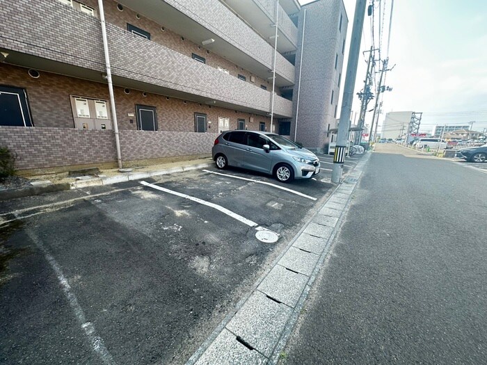 物件外観写真2　(駐車場)