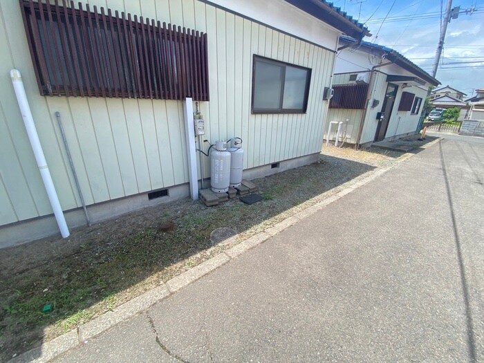 物件外観写真2　(駐車場)