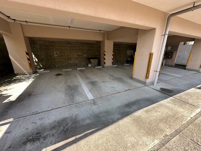 物件外観写真5　(駐車場)