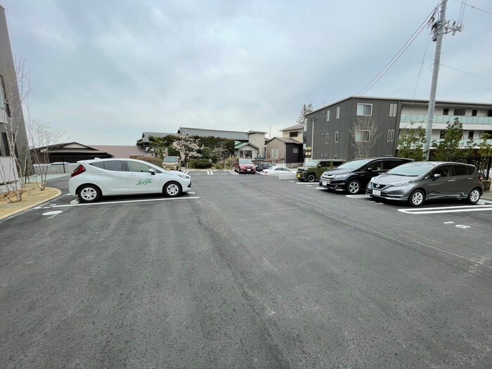 物件外観写真4　(駐車場)