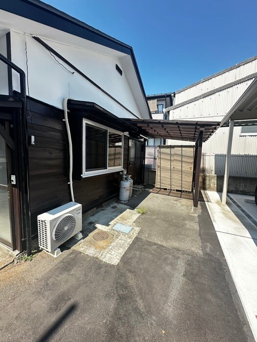 物件外観写真5　(駐車場)