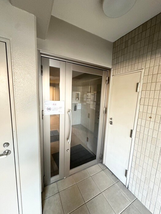 物件外観写真4　(エントランス部分)