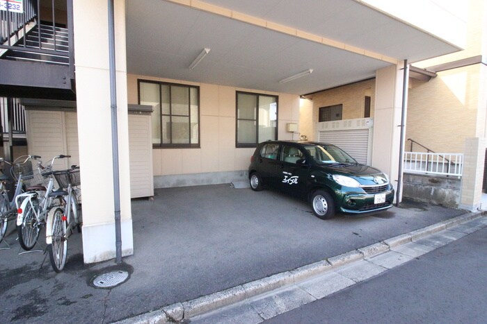 物件外観写真4　(駐車場)