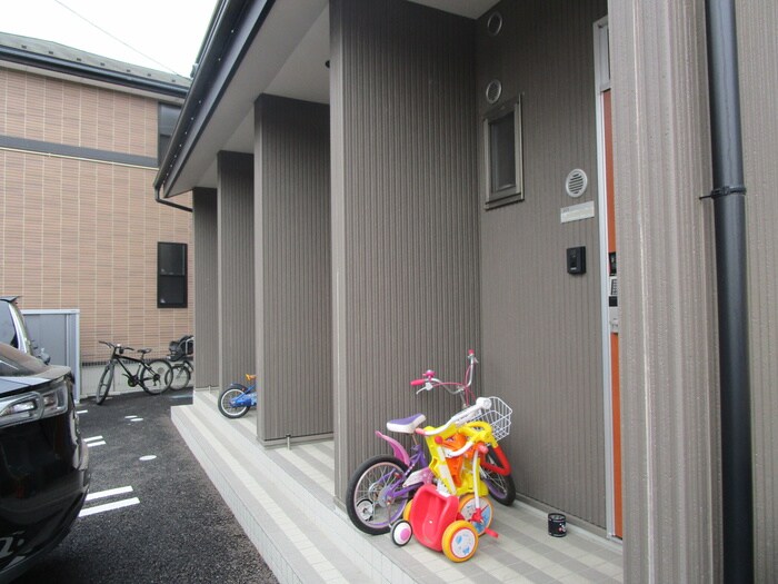 物件外観写真4　(エントランス部分)