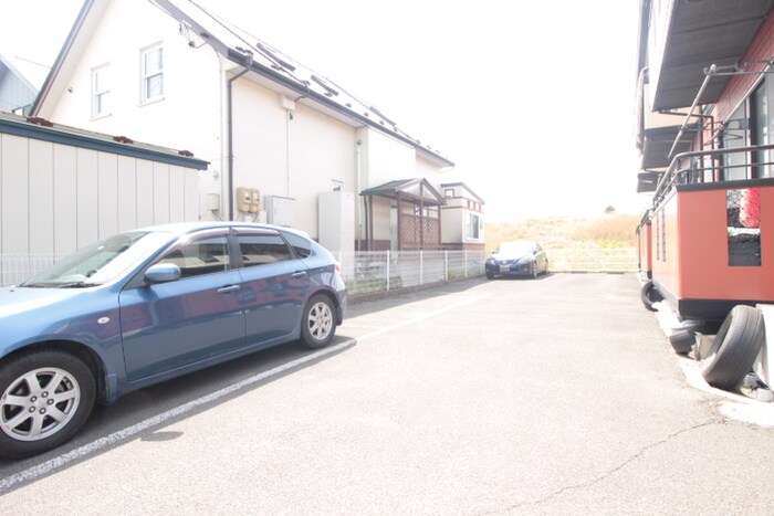 物件外観写真4　(駐車場)