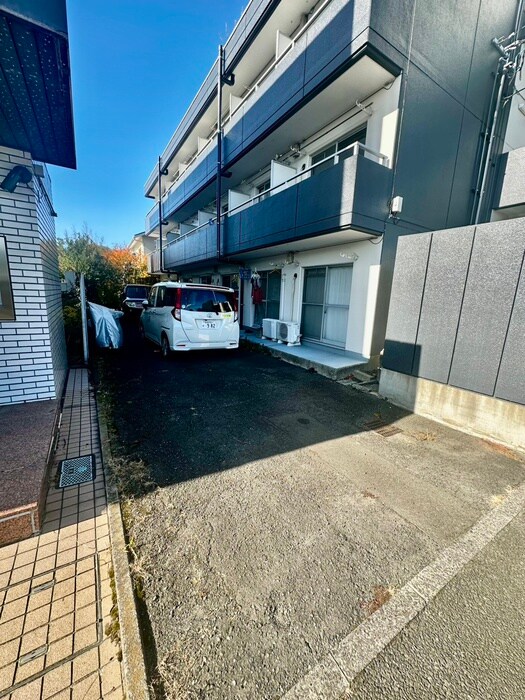 物件外観写真2　(駐車場)