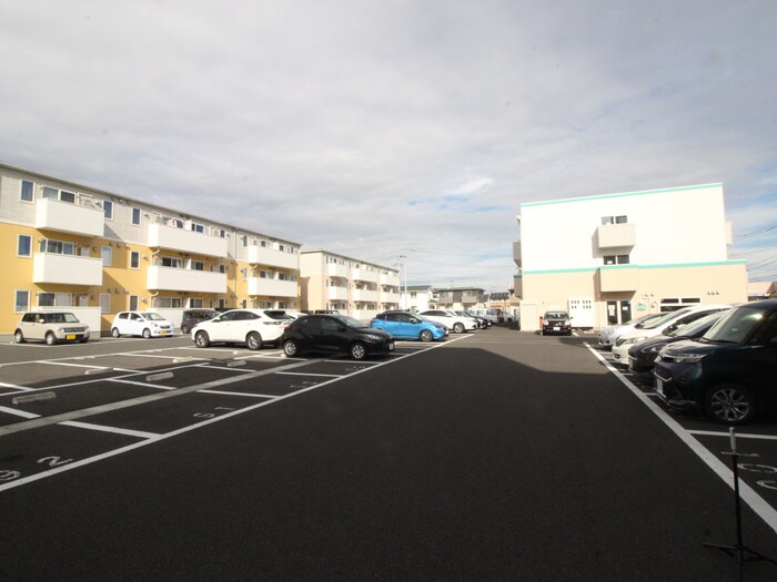 物件外観写真5　(駐車場)