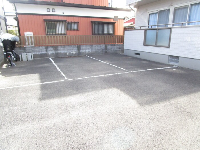 物件外観写真3　(駐車場)