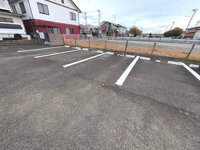 物件外観写真3　(駐車場)
