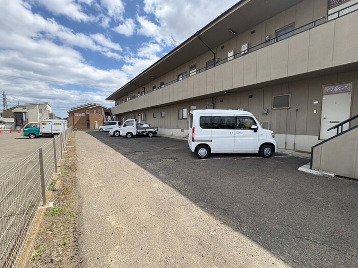 物件外観写真4　(駐車場)