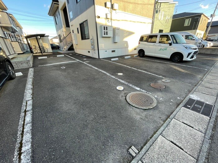物件外観写真2　(駐車場)