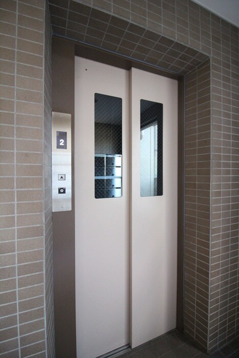 物件外観写真6　(エントランス部分)