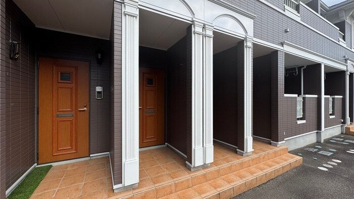 物件外観写真3　(エントランス部分)