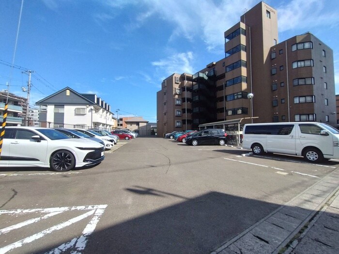 物件外観写真3　(駐車場)