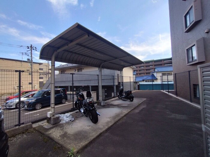 物件外観写真5　(バイク置き場)