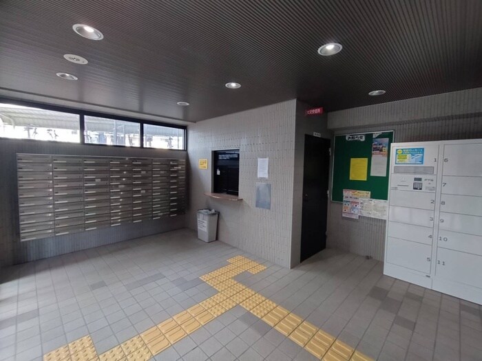 物件外観写真6　(エントランス部分)