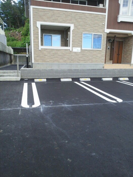 物件外観写真2　(駐車場)