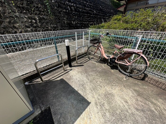 物件外観写真4　(駐輪場)