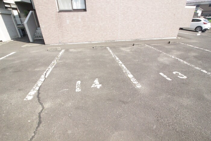物件外観写真5　(駐車場)