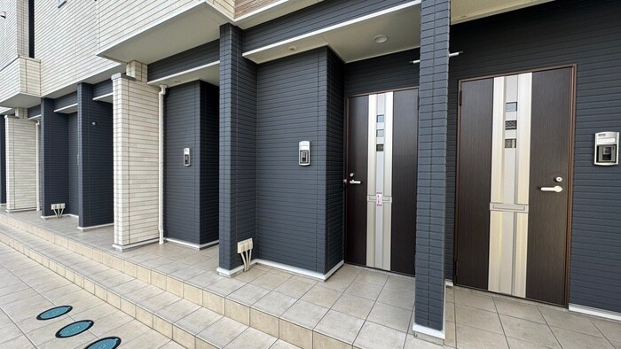 物件外観写真3　(エントランス部分)