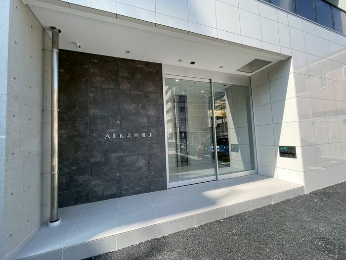 物件外観写真2　(エントランス部分)