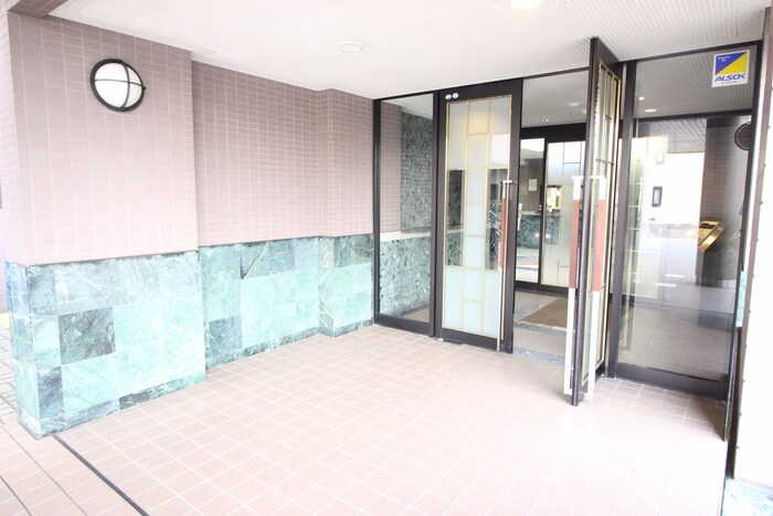 物件外観写真3　(エントランス部分)
