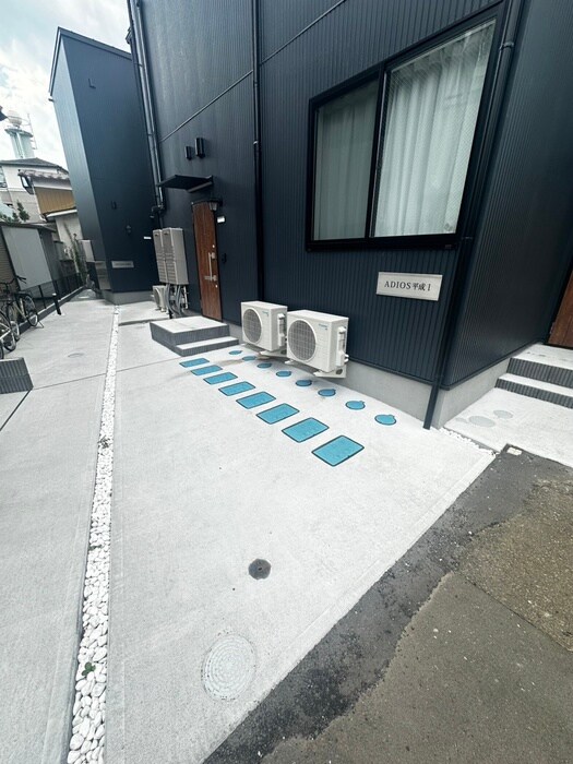 物件外観写真2　(エントランス部分)