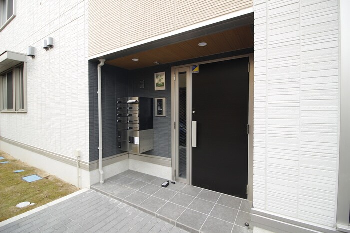 物件外観写真4　(エントランス部分)