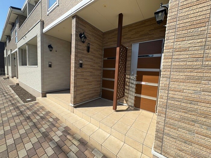 物件外観写真2　(エントランス部分)