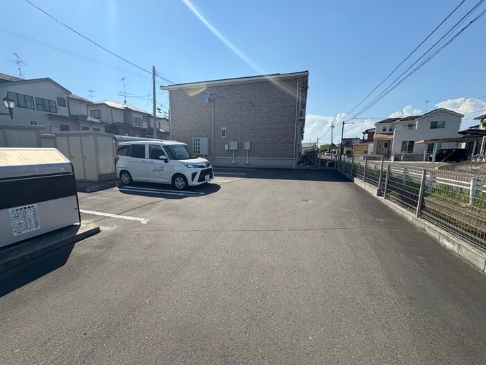 物件外観写真3　(駐車場)