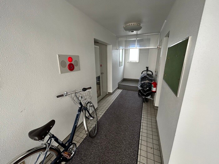 物件外観写真5　(エントランス部分)