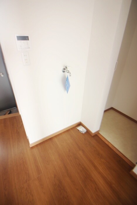 物件内観写真12　(洗濯機置場)