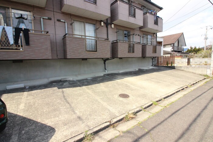 物件外観写真3　(駐車場)