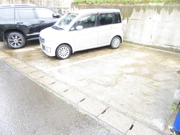 物件外観写真2　(駐車場)