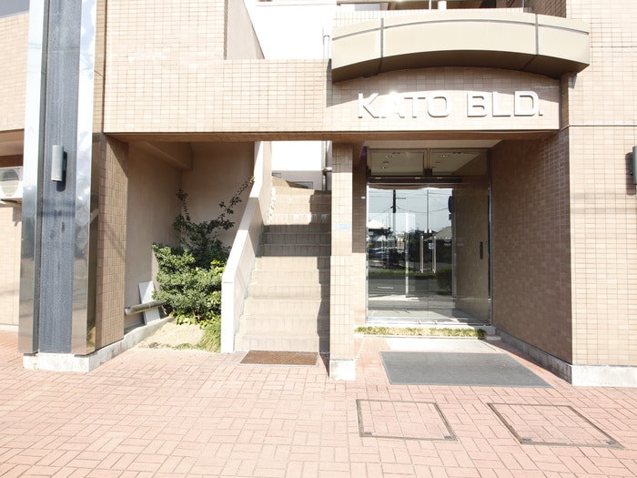 ＫＡＴＯＵ　ビルのエントランス部分