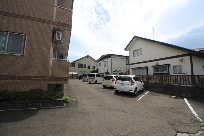 物件外観写真2　(駐車場)