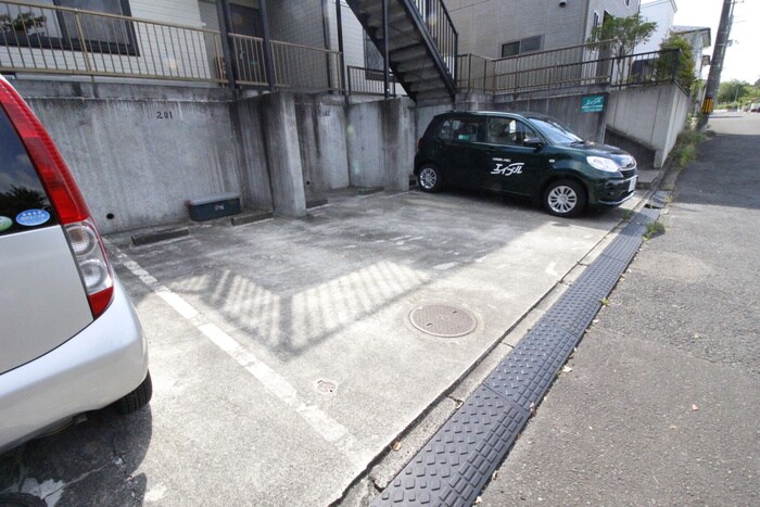 物件外観写真3　(駐車場)