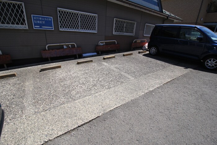 物件外観写真5　(駐車場)