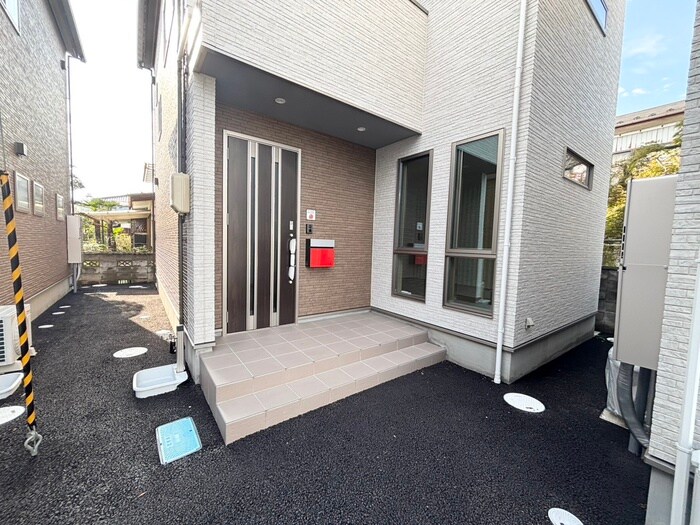 物件外観写真4　(エントランス部分)