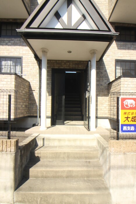 物件外観写真4　(エントランス部分)